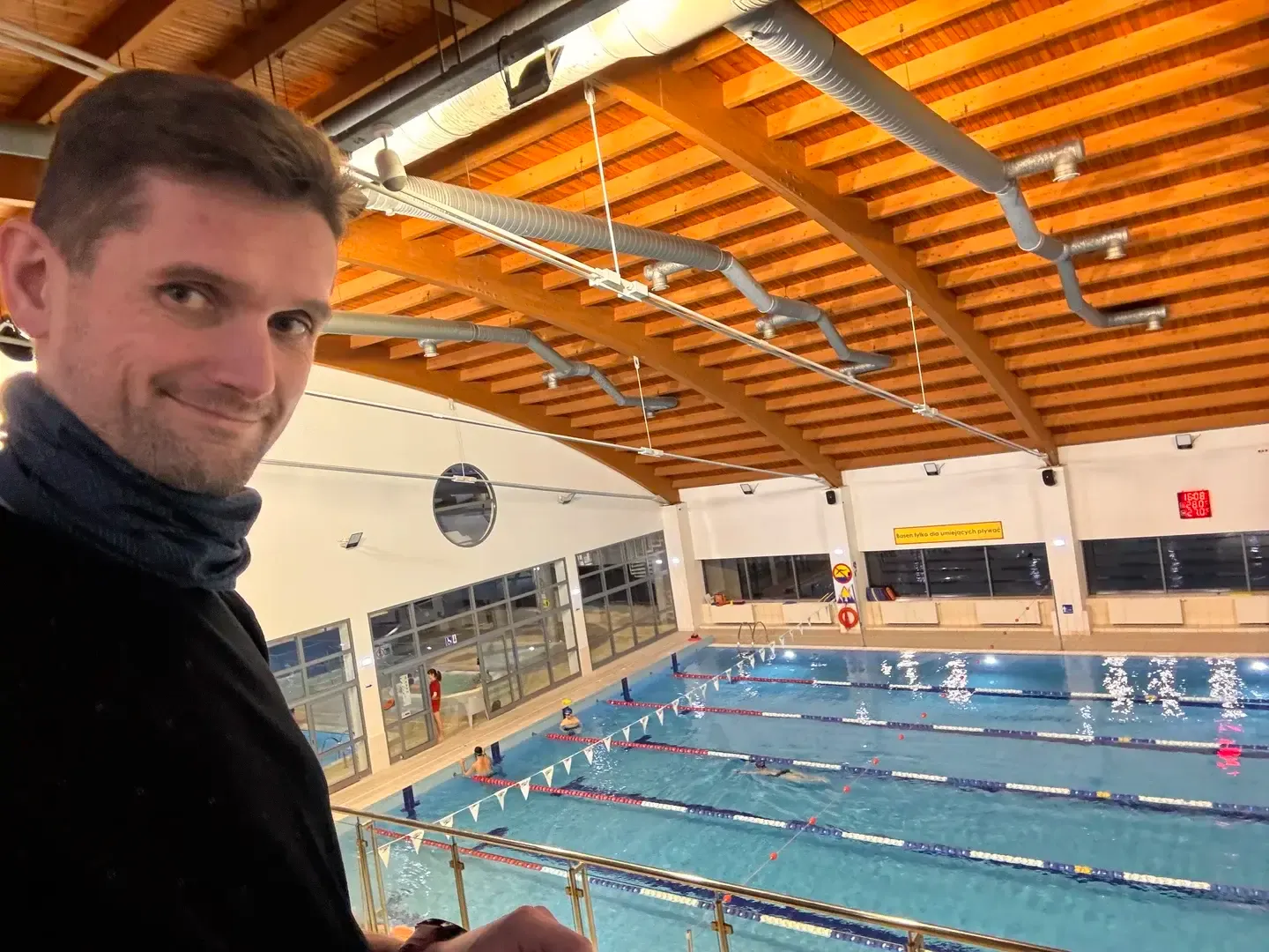 Swimmers training with tempo trainer